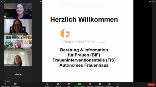 Screenshot eines Zoom-Meetings. Links sind vier Teilnehmerinnen zu sehen. In der Mitte des Bildes steht "Herzlich Willkommen. Beratung & Information für Frauen (BIF). Fraueninterventionsstelle (FIS). Autonomes Frauenhaus."